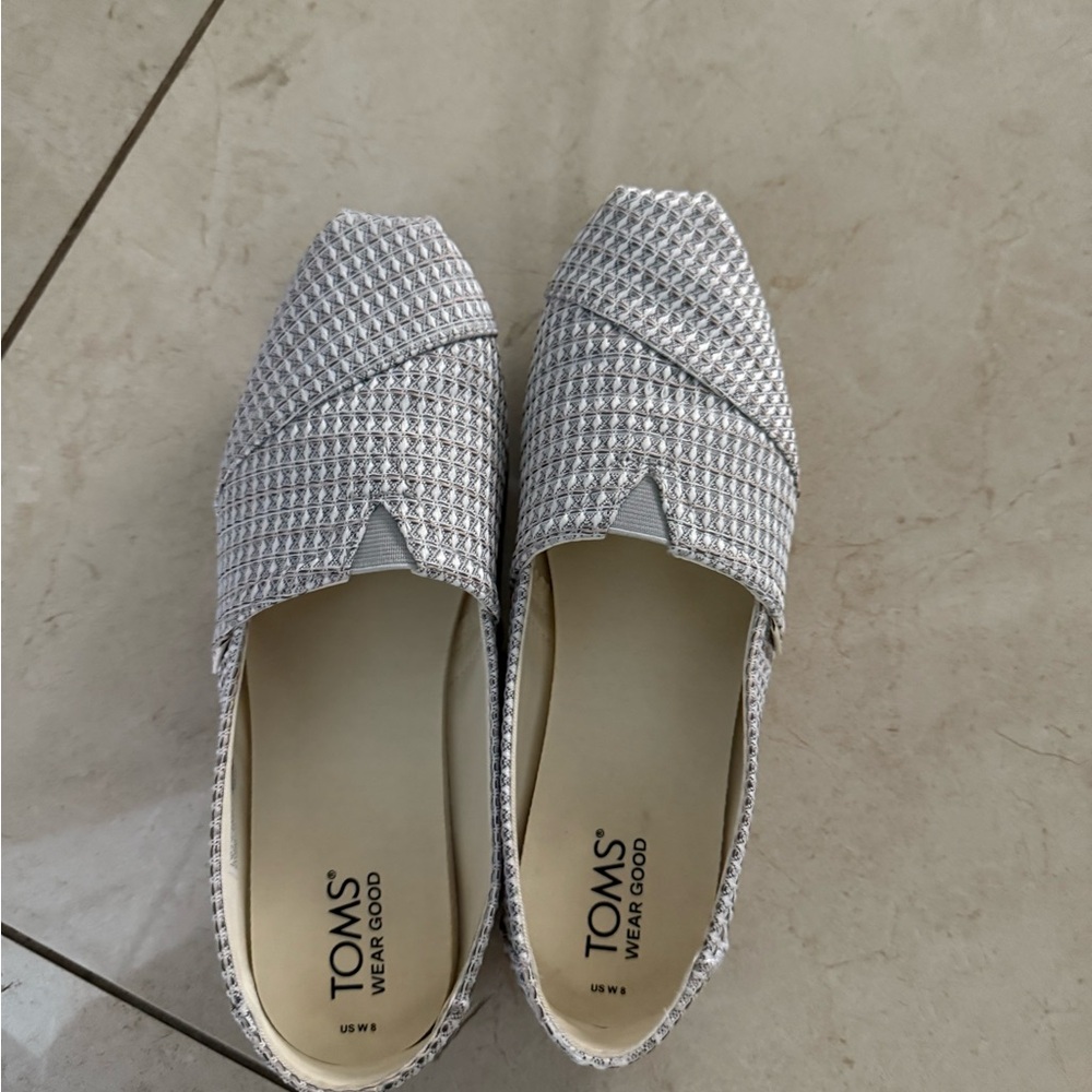 TOMS Women's Textured Silver Loafers